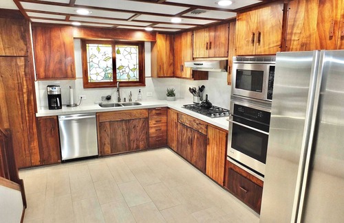Peninsula House | Beachside Sanctuary – Lovely 3 BDR Steps to Ocean!