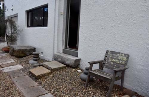 Taroona Apartment | Beachside Taroona with Spa