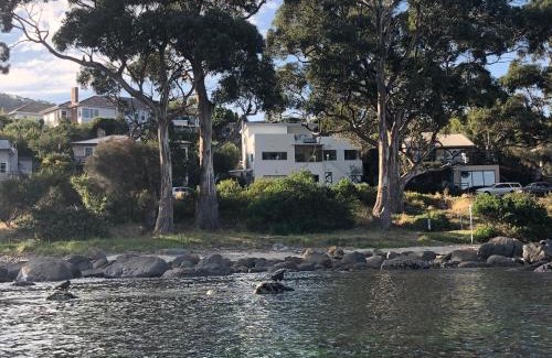 Taroona Apartment | Beachside Taroona with Spa