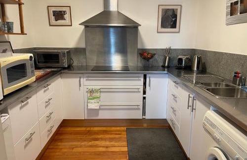 Taroona Apartment | Beachside Taroona with Spa