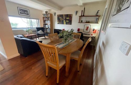 Taroona Apartment | Beachside Taroona with Spa