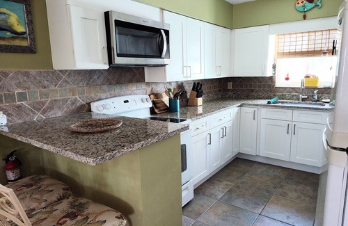 Butler Beach House | BeachsideCottge,easywalk2BestBeach,3bdrm2bth,UpperDeck,FreeWiFi,PetsWlcmFncdYrd