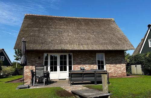 Makkum Villa | BeachVilla on the Water with Luxury Lounge Set, Sauna and Close to the Beach