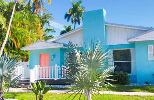 River District House | Beachy 3BR/3BA Pool Home ⚓ small office ⚓ Close to Manatee River and Downtown
