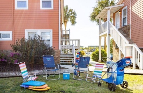 Isle of Palms Condo | Beachy Isle of Palms Studio Condo only 1 Block From BEACH. King Bed!