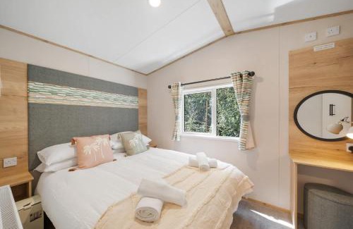 Mullacott Ski Chalet | Beachy Lodge with Deck & Parking nr Ilfracombe