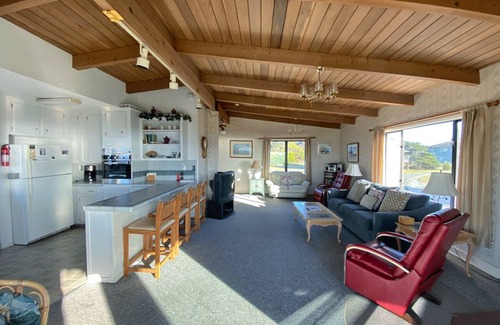 Fort Bragg House | Beacon Guest House - Whale Watchers Delight