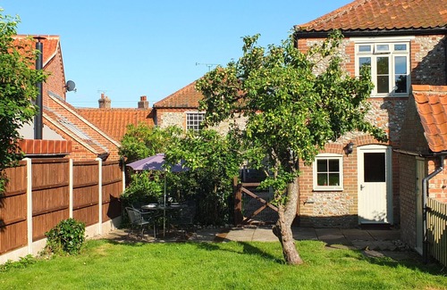 Briston Cottage | BEACONSFIELD COTTAGE, pet friendly, with open fire in Briston