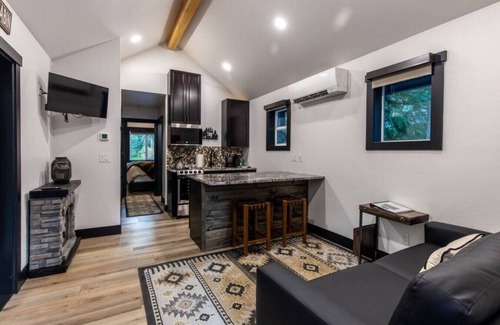 Leavenworth Apartment | `Bear Den` a Cozy 1 Bedroom tiny Cabin with Hot tub