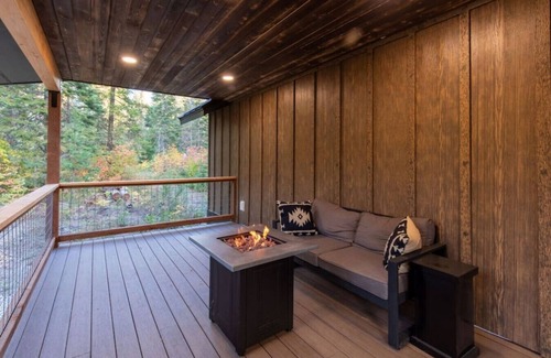 Leavenworth Apartment | `Bear Den` a Cozy 1 Bedroom tiny Cabin with Hot tub