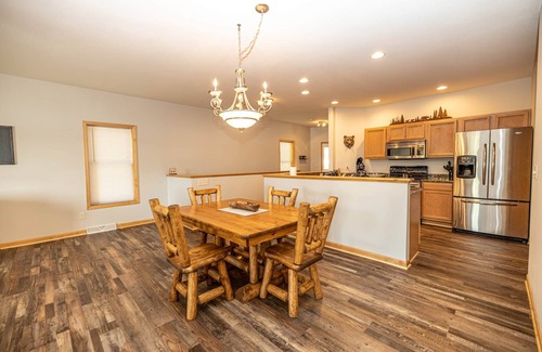 Tomahawk House | Bear Den Retreat - Lakefront Home on Beautiful Lake Nokomis