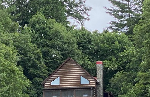 Grassy Creek Cabin | Bear Haven 3 Story Log Cabin with Pond View