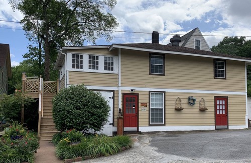 St. Elmo Improvement League Apartment | Bear House 1890, Lilly's Loft, Delightful, Upgraded amenities, Walk to Cafes