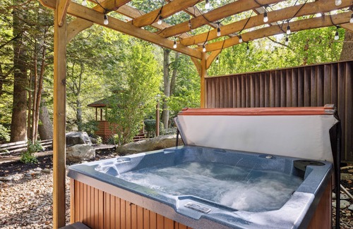 Gatlinburg - Pigeon Forge Cabin | Bear Lodge at Bent Creek is a Creekside Golf Course Oasis!