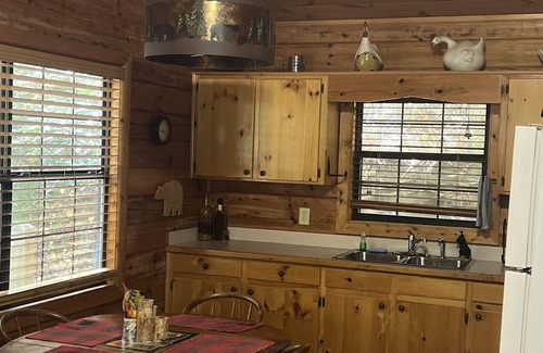 Cherry Log Cabin | Bear Pause,BabblingCreekfront Logcabin,HotTub delivery Sept 2025,FirePit,Hammock