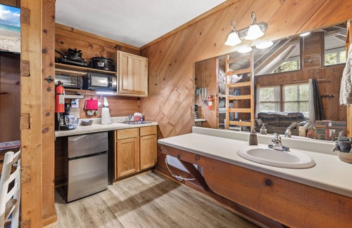 Sautee Nacoochee Cottage | Bear Paw Cottage #2 Queen; Cozy! Adorable! Pet friendly! 4 miles to Helen!