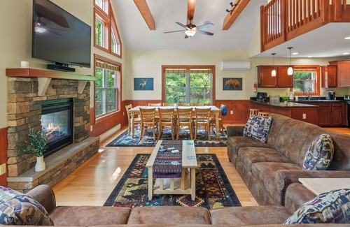 Lake Harmony Estates House | Bear Paw Lodge by AvantStay | Hot Tub, Deck, & Fire Pit