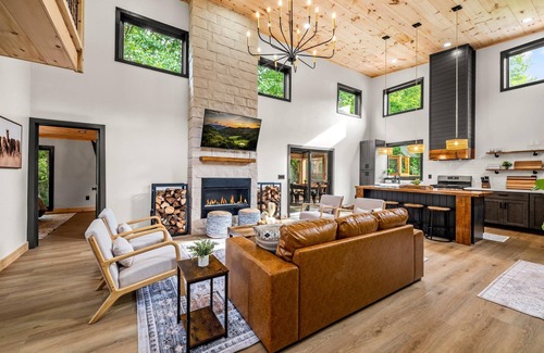 Cosby House | Bear Snores On Creekside Luxury + Hot Tub