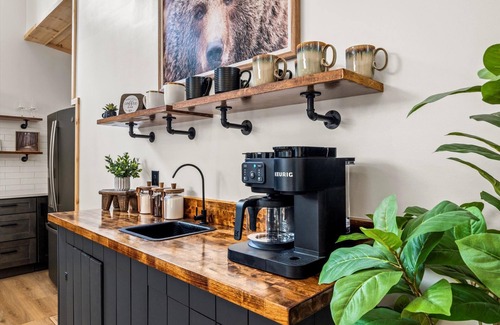 Cosby House | Bear Snores On Creekside Luxury + Hot Tub