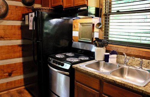 Townsend Cabin | BEAR VIEW Studio cabin, Hot Tub, Pool, Fireplace, located in Timberwinds