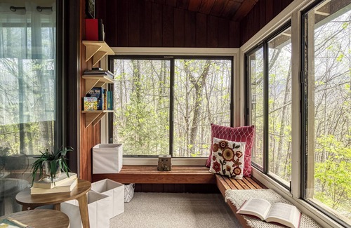 Gatlinburg - Pigeon Forge Cabin | BEARADISE - Cozy Cabin -Mtn Views - Hot tub - Pools - Games
