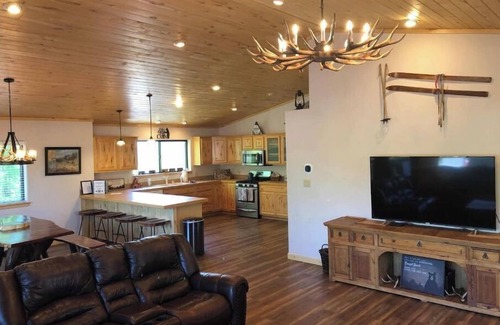Ruidoso Cabin | BearLuckLodge! Amazing Cabin-Hot Tub, Views, Game Room/Arcade, Location, Peloton
