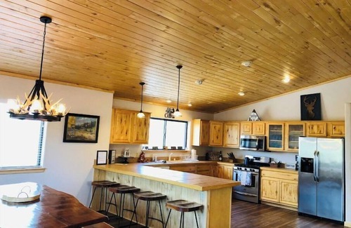 Ruidoso Cabin | BearLuckLodge! Amazing Cabin-Hot Tub, Views, Game Room/Arcade, Location, Peloton