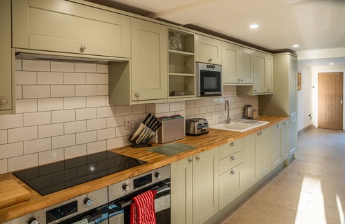 Little Rissington House | Bears Court - No.5 | Spacious home with Hot Tub