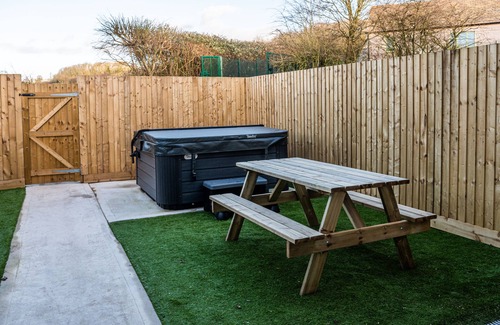 Little Rissington House | Bears Court - No.5 | Spacious home with Hot Tub