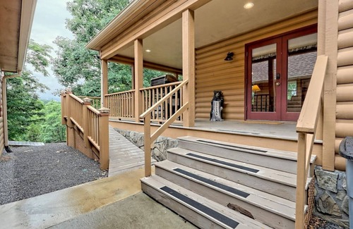 Hayesville Cabin | Bears Eye View - by Chatuge Home Concierge. lake and mountain views