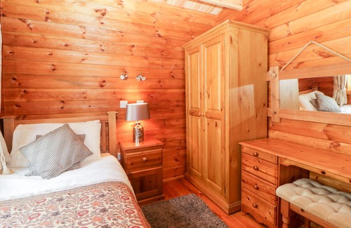 Modbury Cottage | BEARSCOMBE VIEW, pet friendly, with pool in Modbury