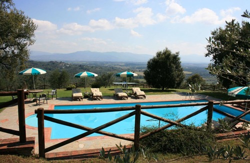 Civitella in Val di Chiana Villa | Beautiful private villa for 8 guests with WIFI, private pool, TV and pets allowed, close to Arezzo