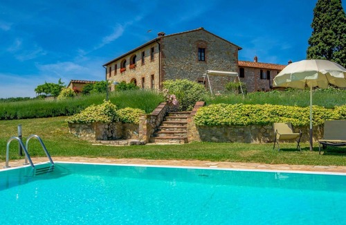 Castelnuovo Berardenga Villa | Beautiful villa for 6 people with pool, WIFI, TV, terrace, pets allowed and parking