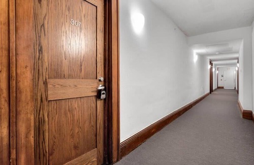 Downtown Des Moines Apartment | Beautiful 1 Bed on Grand near Hospitals!