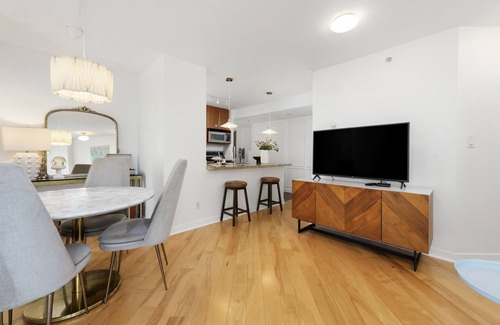 Gastown Apartment | Beautiful 1 bedroom apartament with hot-tube, pool and gym in the heart of city