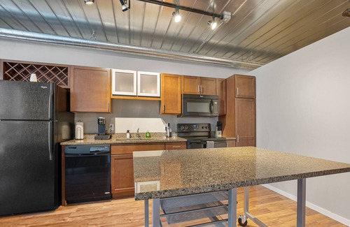 Old West Side Condo | Beautiful 1 Bedroom Condo with Amazing Amenities 329