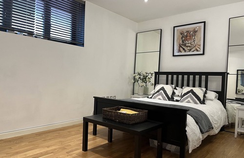 Broxbourne Apartment | Beautiful 1 Bedroom Apartment - great location!