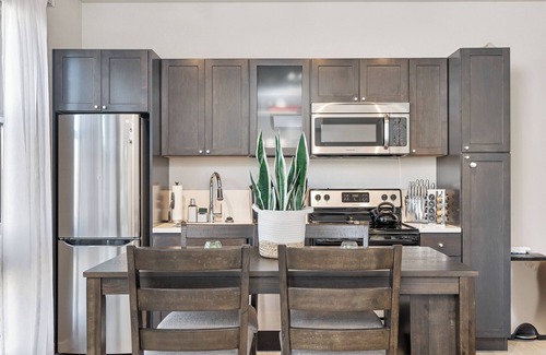 East Harriet Apartment | Beautiful 1-Bedroom Apartment@Walk to Uptown@Fast WiFi@In-Unit W/D