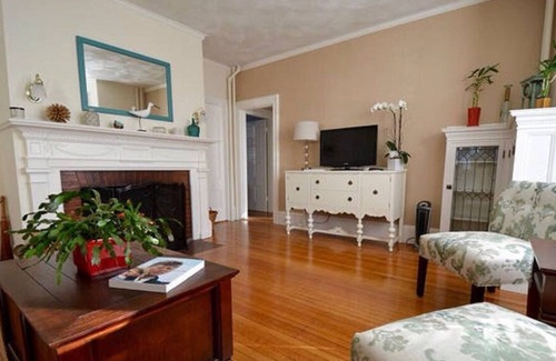 Beverly Apartment | Beautiful 1900 Victorian 1.5 blocks to ocean!!!!