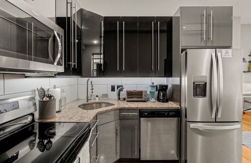 Rittenhouse Row Apartment | Beautiful 1BD With Balcony | Rittenhouse Square