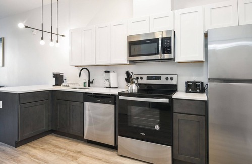 Elizabeth Apartment | Beautiful 1BR Close to Airport 7677