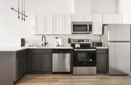 Elizabeth Apartment | Beautiful 1BR Close to Airport 7677