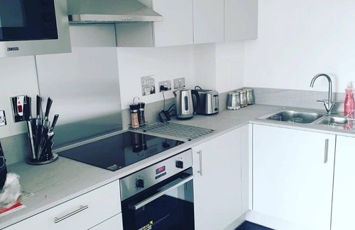 Dartford Apartment | BEAUTIFUL 2 BED ENSUITE APT DARTFORD. 5 Mins walk to Train station & town Centre