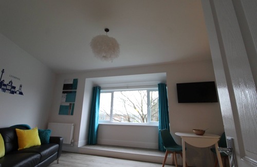 Liverpool Apartment | Beautiful 2 bedroom apartment in a great location at Childwall Fiveways (Flat 2)
