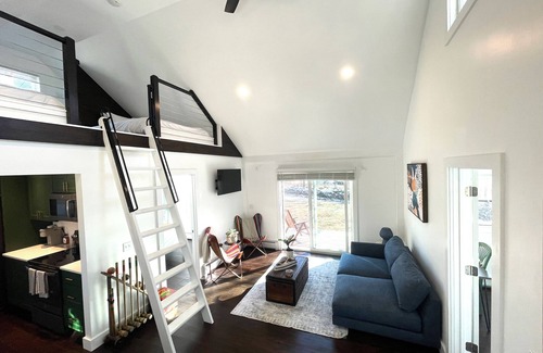 Hinsdale Cabin | Beautiful 2-Bedroom + Loft with Hot Tub at Lake Ashmere