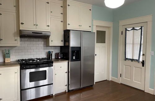 Bloomington House | Beautiful 2 BR Bungalow - 3 Blocks to Campus, Kirkwood & Amenities