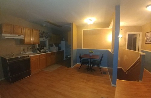 Mount Clemens Apartment | Beautiful, 2 brm/2nd floor loft. Spacious, trendy and fully furnished.