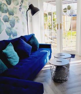 East End Apartment | Beautiful 2bed house with garden, walking distance to town - FREE parking