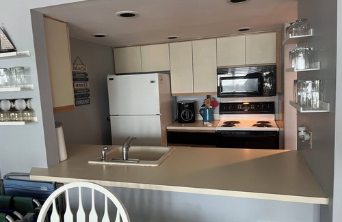 Southend Condo | Beautiful 2BR/2BA Condo Steps from the Beach
