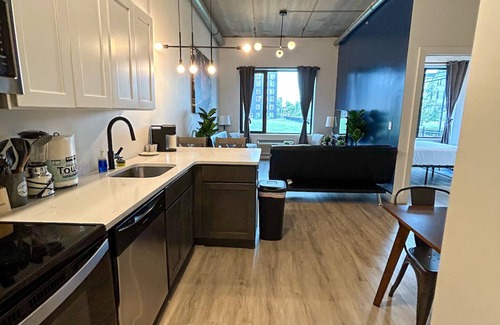 Elizabeth Apartment | Beautiful 2BR Next to Airport 5439